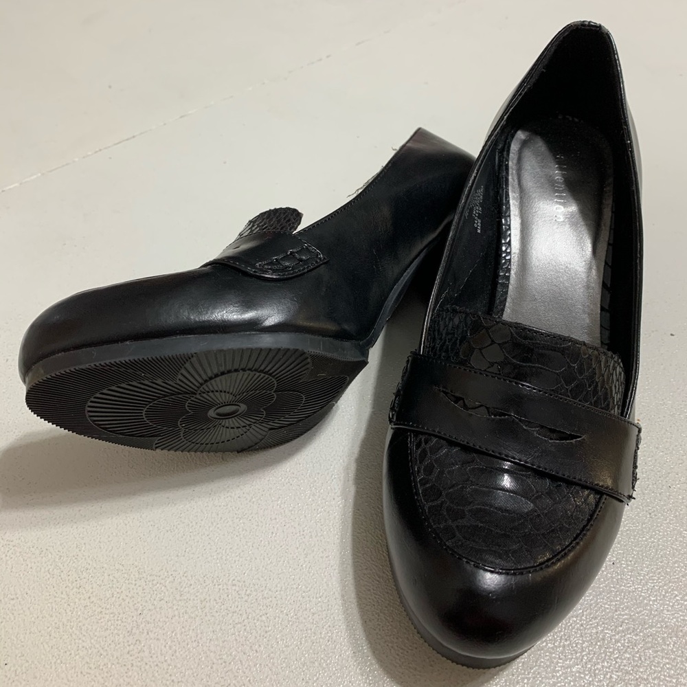 {attention} Black Chunky Heel